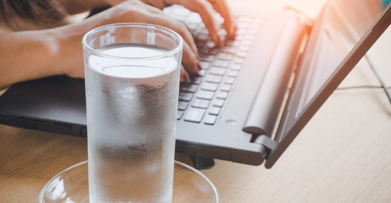 acqua refrigerata in ufficio con un depuratore ad acqua