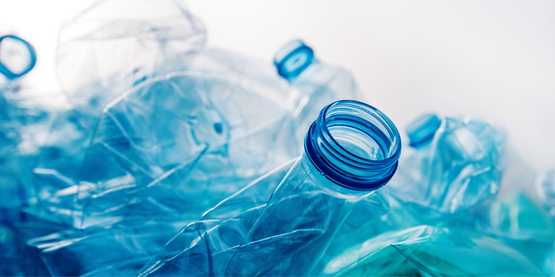 Tracce di plastica nel 90 per cento nell'interno delle bottiglie d’acqua