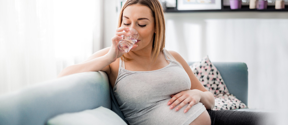 bere bevande detox e acqua normale durante la gestazione