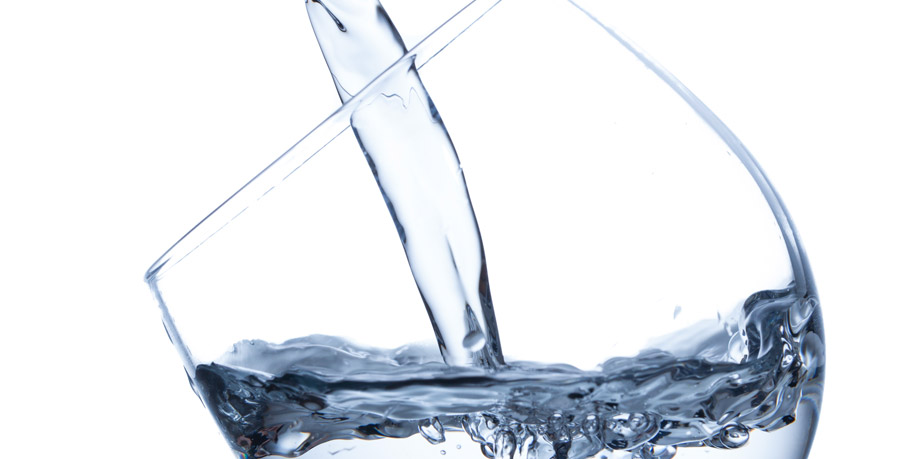 acqua purificata da bere buona grazie ai depuratori d'acqua domestici a osmosi inversa