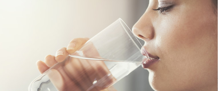 acqua purificata buona da bere senza elementi estranei