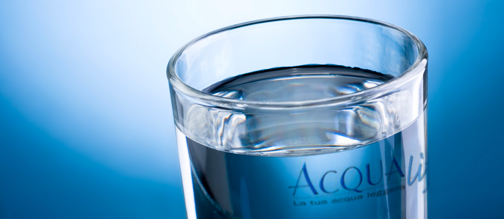Cos'è l'acqua alcalina e fa davvero così bene? Ecco cosa dice la scienza