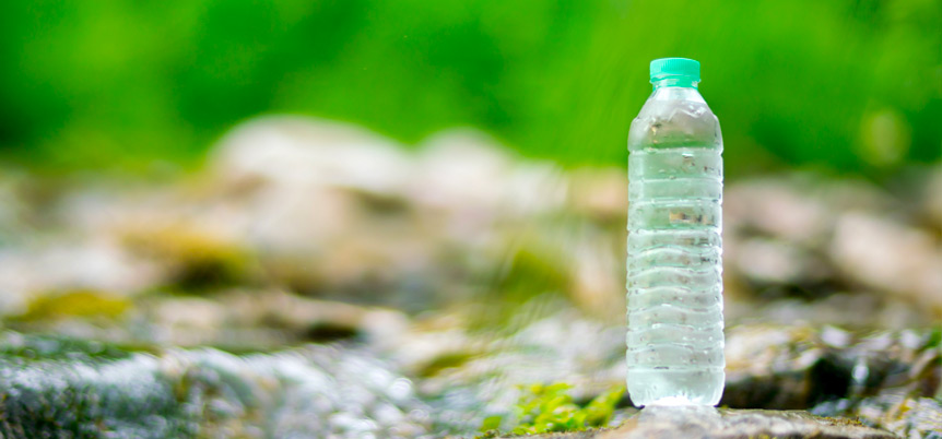 Bottiglie d'acqua, il suo percorso dalla sorgente alla tavola