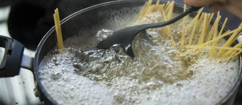 cucinare la pasta in abbondante acqua