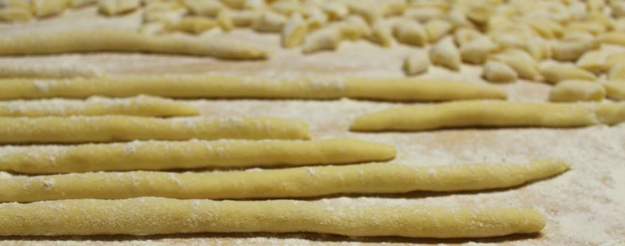 tagliare la forma degli gnocchi all'acqua