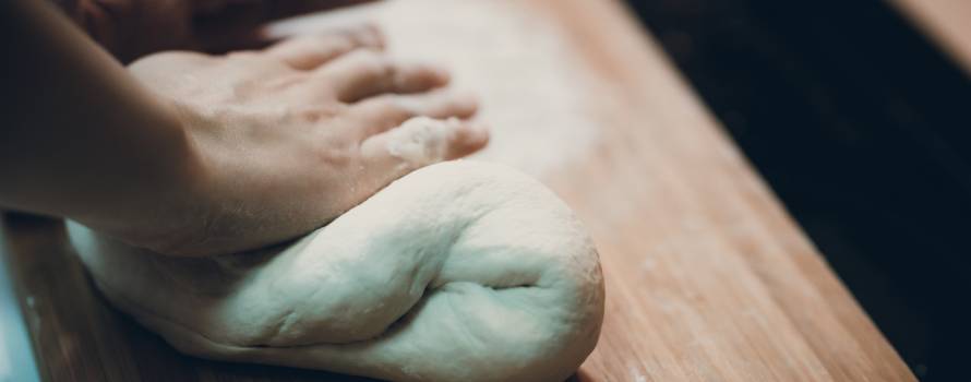 preparare l'impasto per gli gnocchi all'acqua