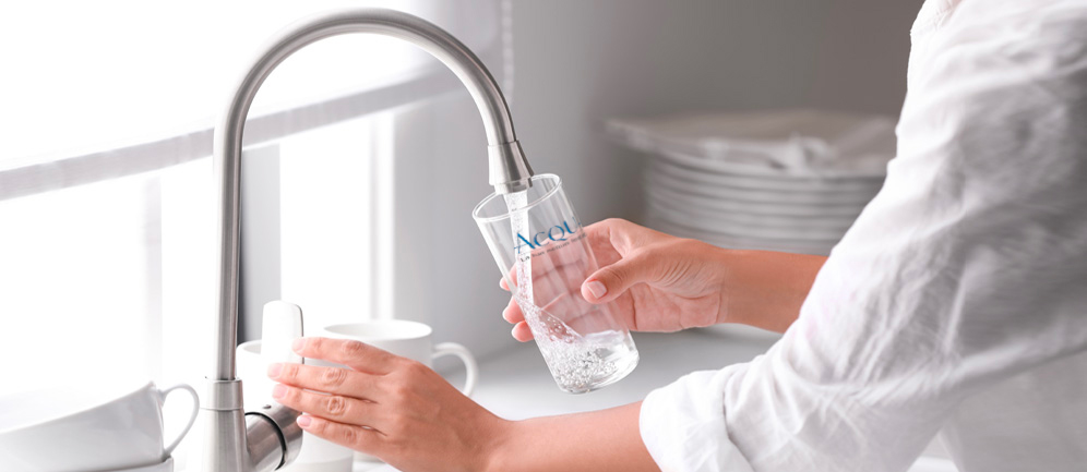 bere l'acqua pulita direttamente dal rubinetto