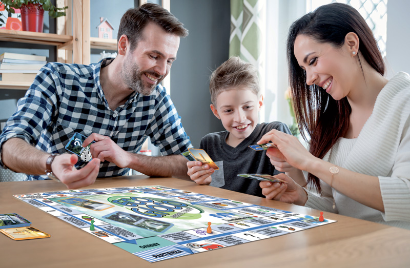 famiglia che gioca all'ecogioco