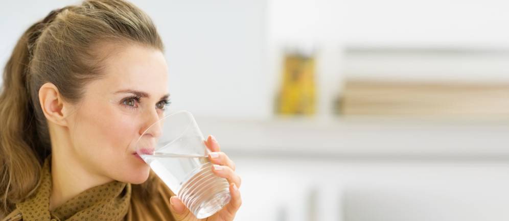 bere acqua per idratare corpo e mente