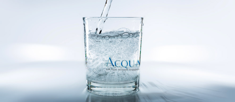 bicchiere d'acqua frizzante grazie al depuratore acqua domestico