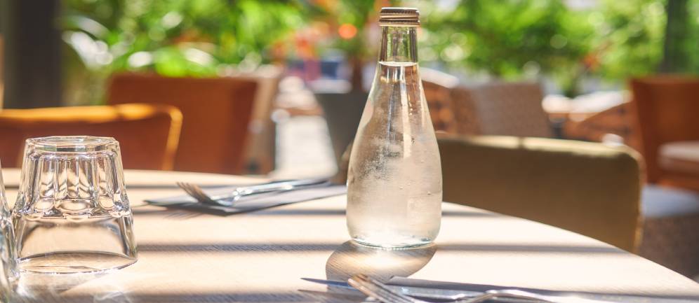 acqua fresca in vetro al ristorante