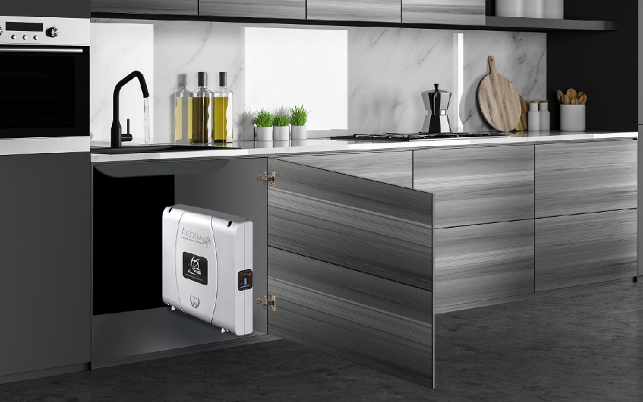 Purificatore d'acqua installato in cucina, sotto il lavabo