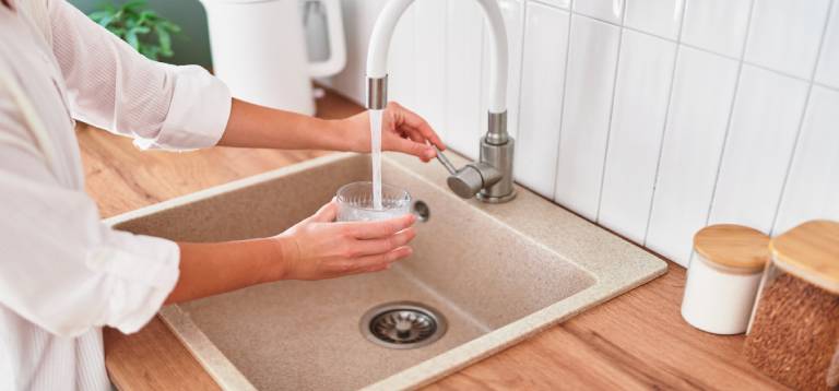 Perché bere l’acqua del rubinetto: 5 motivi per sceglierla oggi