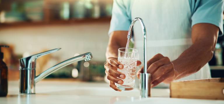 bere acqua dal rubinetto