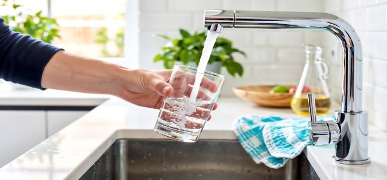 assumere acqua dal rubinetto
